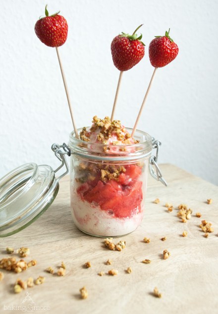 Sauerrahm-Erdbeer-Eis mit Mandel-Pistazien-Krokant und Erdbeersoße ... Sauerrahm-Erdbeer-Eis mit Mandel-Pistazien-Krokant und Erdbeersoße ...
