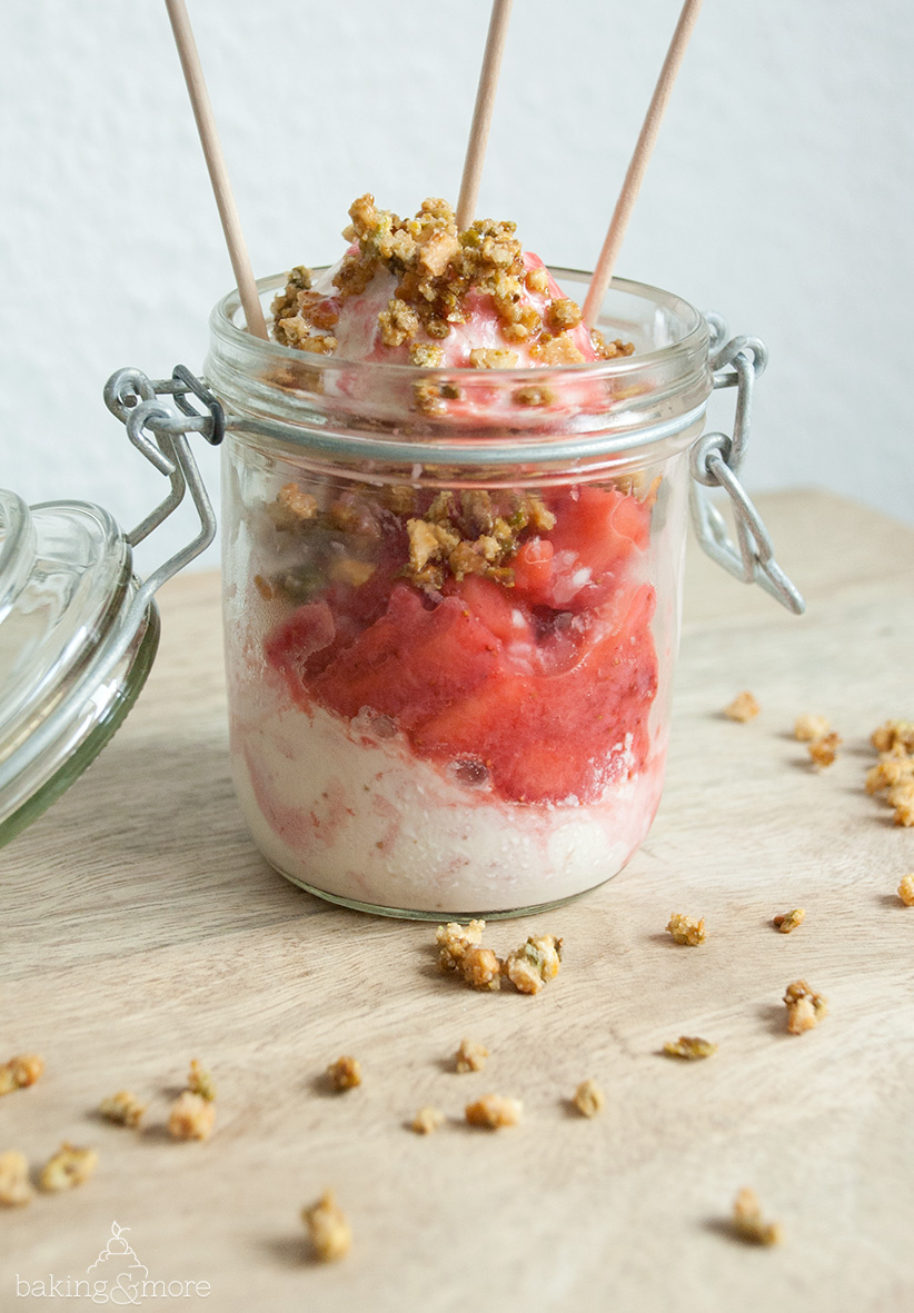 Sauerrahm-Erdbeer-Eis mit Mandel-Pistazien-Krokant und Erdbeersoße ... Sauerrahm-Erdbeer-Eis mit Mandel-Pistazien-Krokant und Erdbeersoße ...