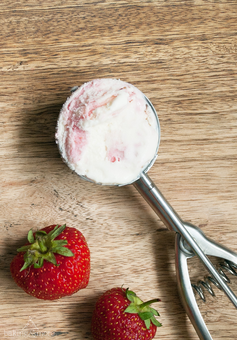 Sauerrahm-Erdbeer-Eis