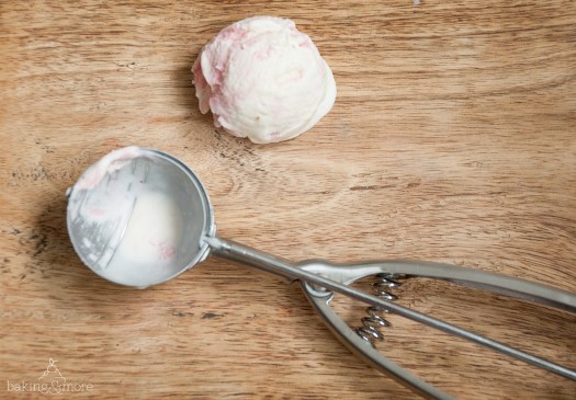 Sauerrahm-Erdbeer-Eis