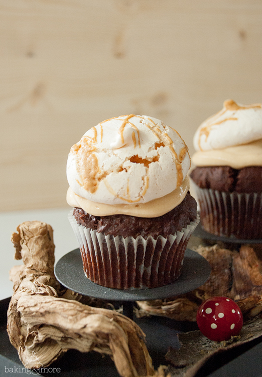 Schoko-Cupcakes mit Erdnussbutter-Frosting und Baiserhäubchen | baking ...