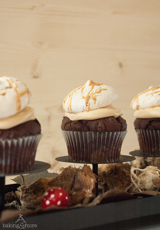 Schoko-Cupcakes mit Erdnussbutter-Frosting und Baiserhäubchen | baking ...