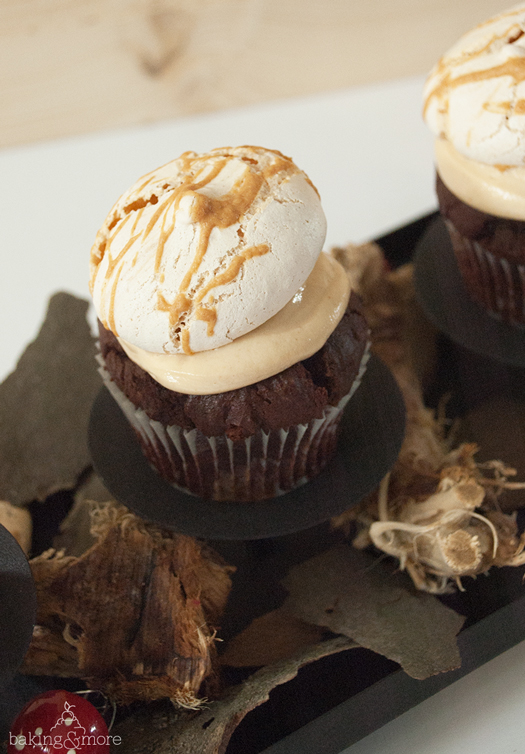Schoko-Cupcakes mit Erdnussbutter-Frosting und Baiserhäubchen