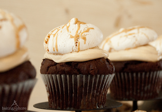 Schoko-Cupcakes mit Erdnussbutter-Frosting und Baiserhäubchen