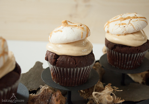Schoko-Cupcakes mit Erdnussbutter-Frosting und Baiserhäubchen