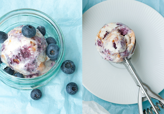 Vanilleeis mit Aprikosen- und Heidelbeer-Swirl