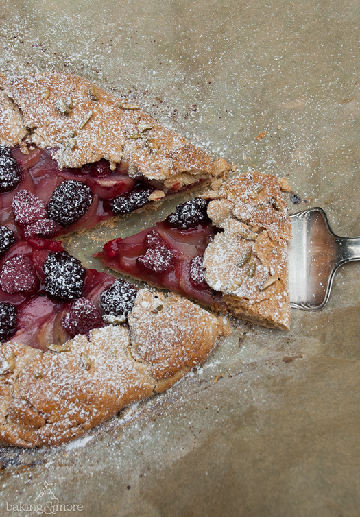 Weinbergpfirsich-Dinkel-Galette mit Beeren & Amaretto - Vineyard Peach Spelt-Galette with Berries & Amaretto