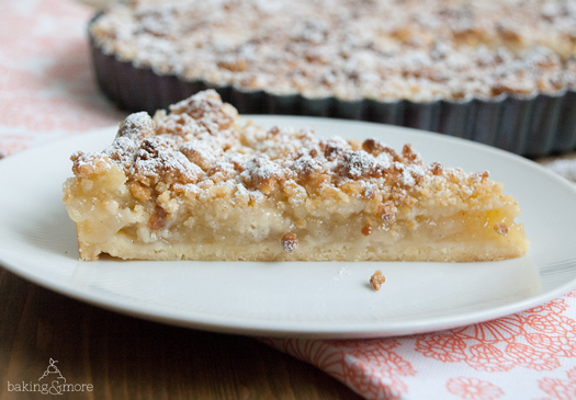 Apfel-Vanille-Tarte mit Marzipanstreuseln