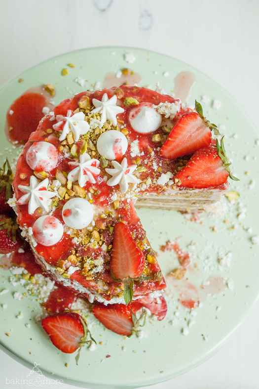 Erdbeer-Pistazien-Törtchen mit Baiser und Erdbeersoße on top