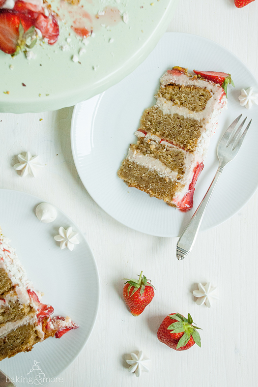 Erdbeer-Pistazien-Törtchen mit Baiser und Erdbeersoße on top