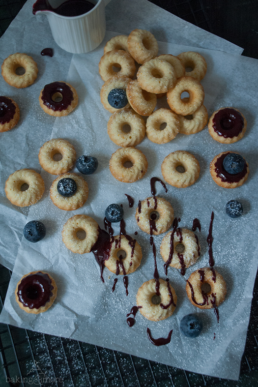 Orangen-Vanille-Mini-Gugl mit Blaubeerglasur - Orange Vanilla Mini Bundt Cakes with Blueberry Glaze