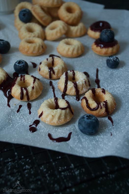 Orangen-Vanille-Mini-Gugl mit Blaubeerglasur - Orange Vanilla Mini Bundt Cakes with Blueberry Glaze