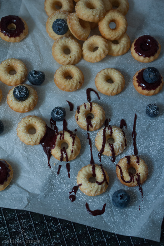 Orangen-Vanille-Mini-Gugl mit Blaubeerglasur - Orange Vanilla Mini Bundt Cakes with Blueberry Glaze