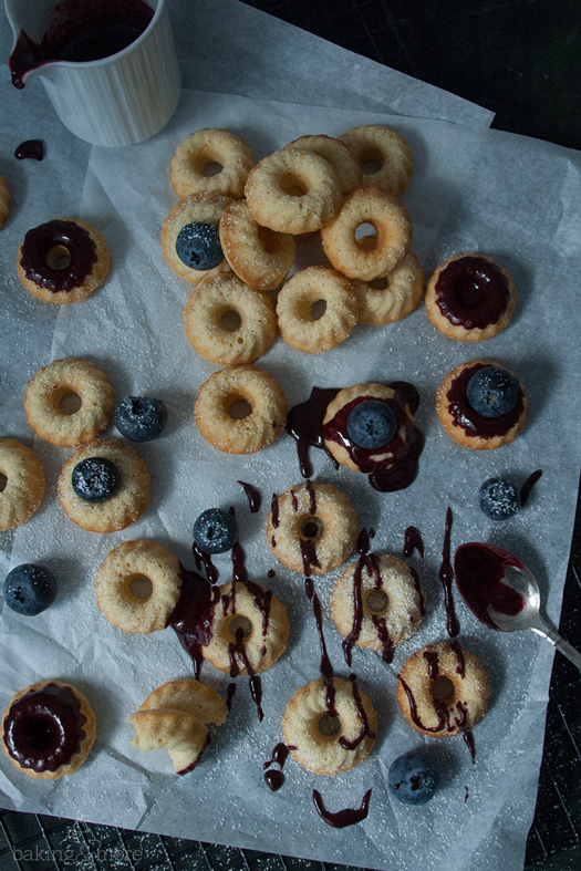 Orangen-Vanille-Mini-Gugl mit Blaubeerglasur - Orange Vanilla Mini Bundt Cakes with Blueberry Glaze