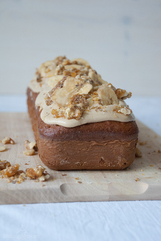 Bananen-Walnuss-Kuchen mit Frischkäse-Frosting und Knuspernüssen {Banana Walnut Cake with Cheesecake Frosting and crunchy Nuts}