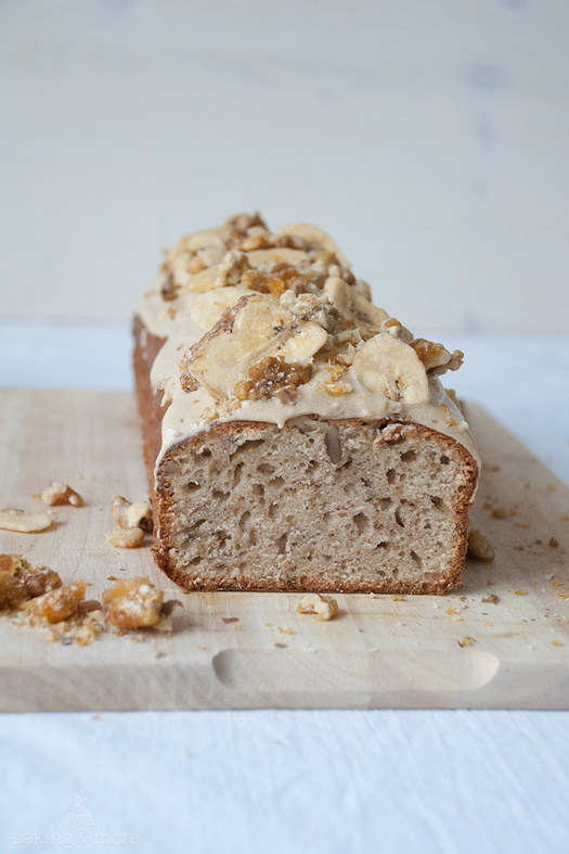 Bananen-Walnuss-Kuchen mit Frischkäse-Frosting und Knuspernüssen ...