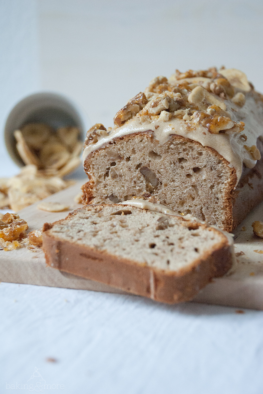 Bananen-Walnuss-Kuchen mit Frischkäse-Frosting und Knuspernüssen ...