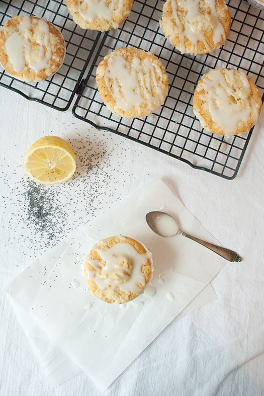 Zitronen-Mohn-Muffins mit Streuseln und Zitronenglasur