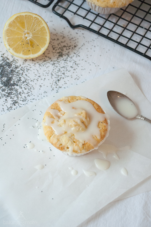 Zitronen-Mohn-Muffins mit Streuseln und Zitronenglasur