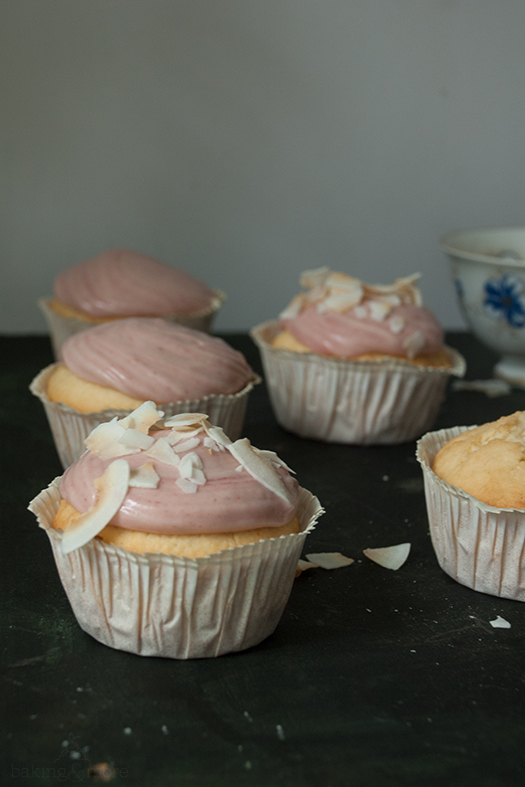 Koskosmuffins mit Himbeer-Frischkäse-Frosting - Coconut Muffins with Raspberry Cream Cheese Frosting