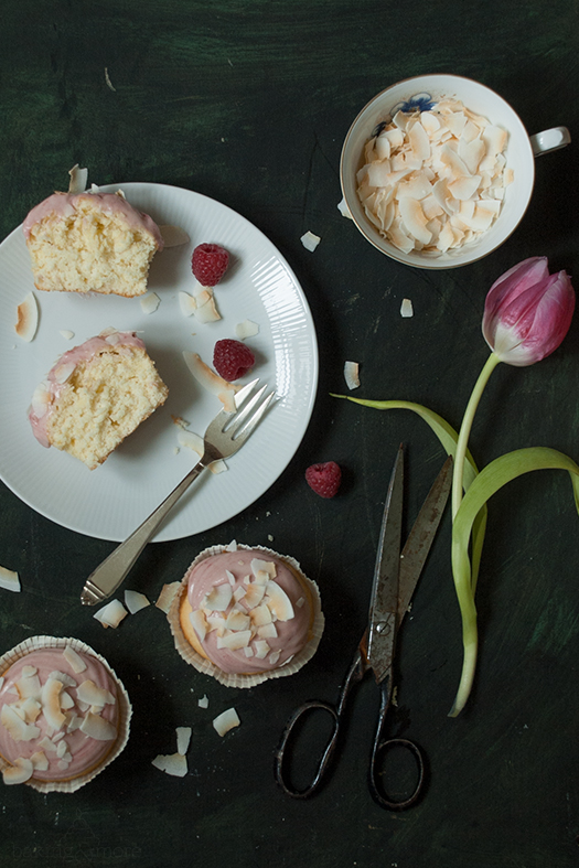 Koskosmuffins mit Himbeer-Frischkäse-Frosting - Coconut Muffins with Raspberry Cream Cheese Frosting