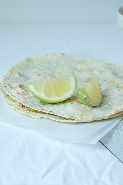 Vegetarische Avocado-Tomaten Quesadillas mit Paprika-Dip