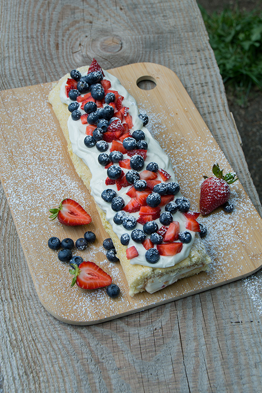 Fruchtige Erdbeer-Blaubeer-Rolle mit Frischkäsefüllung