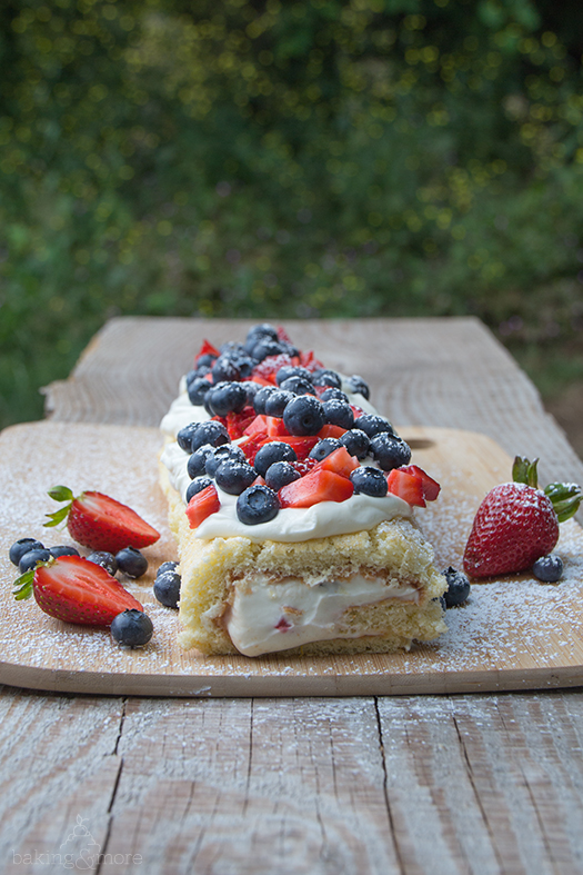 Fruchtige Erdbeer-Blaubeer-Rolle mit Frischkäsefüllung