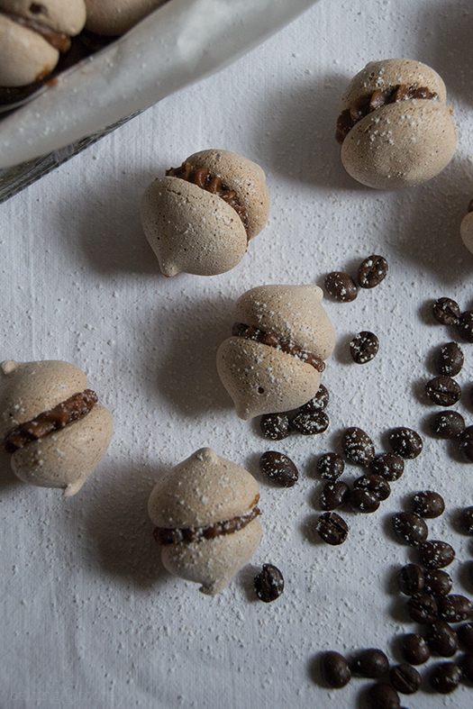 Schokoladenbaiser mit Espressofüllung