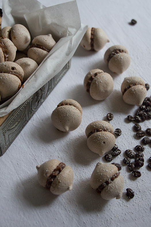 Schokoladenbaiser mit Espressofüllung