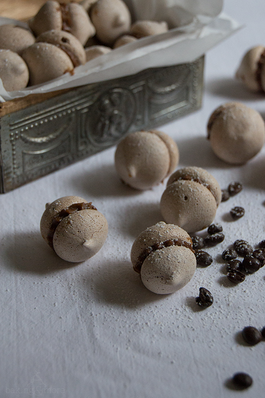 Schokoladenbaiser mit Espressofüllung