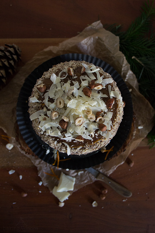 Weihnachtliche Nusstorte mit Zimt und Orange, Buttercreme mit weißer Schokolade und Karamellüberzug - Christmas Layer Cake with Cinnamon & Orange, Buttercream with white Chocolate and Caramel Topping - Drip Cake