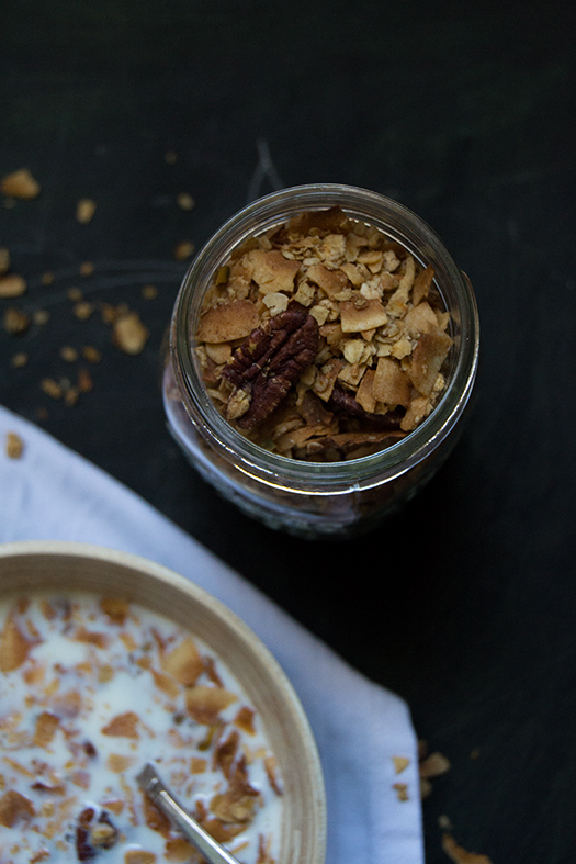 Granola mit Kokosnussflocken, Nüssen und Zimt - Granola with Coconut Flakes, Nuts and Cinnamon