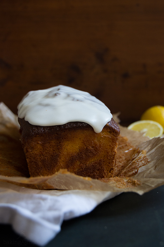 Feiner Zitronenkuchen mit Topping aus griechischen Joghurt - Fine Lemon Cake with Greek Yoghurt Topping