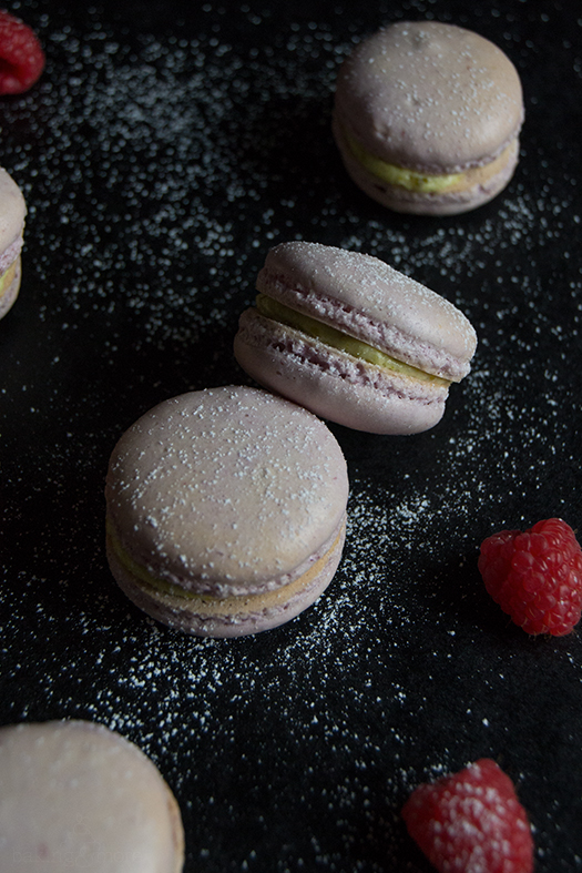 Himbeer-Macarons mit Pistazien-Buttercreme-Füllung - Raspberry Macarons with Pistachio Buttercreme
