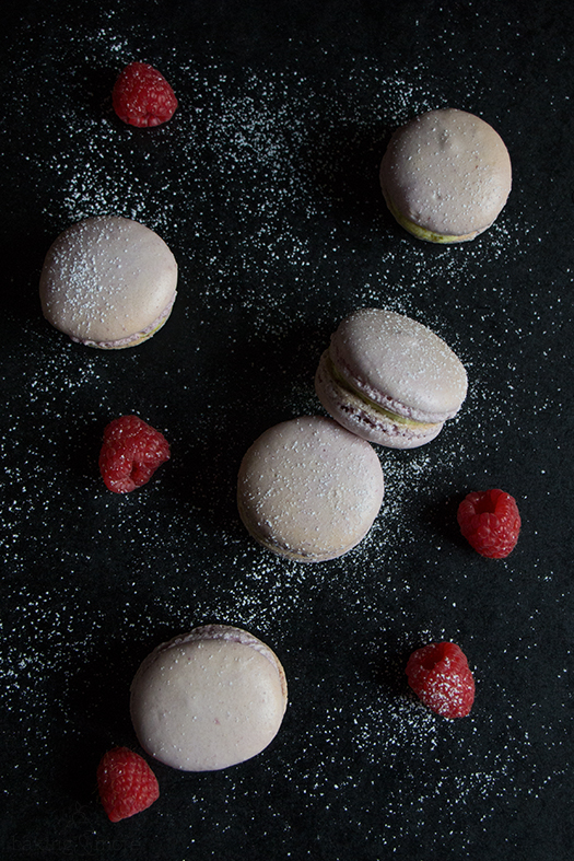 Himbeer-Macarons mit Pistazien-Buttercreme-Füllung - Raspberry Macarons with Pistachio Buttercreme