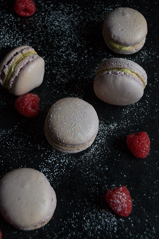 Himbeer-Macarons mit Pistazien-Buttercreme-Füllung - Raspberry Macarons with Pistachio Buttercreme