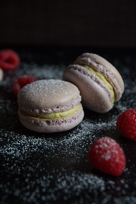 Himbeer-Macarons mit Pistazien-Buttercreme-Füllung - Raspberry Macarons with Pistachio Buttercreme
