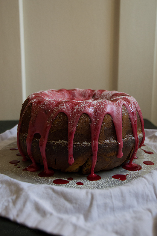 Marmorkuchen mit Bananen und fruchtiger Himbeerglasur {Maple Cake with Bananas and fruity Raspberry Glaze}