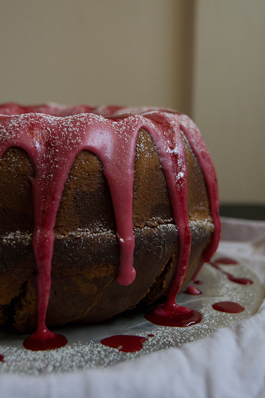 Marmorkuchen mit Bananen und fruchtiger Himbeerglasur {Maple Cake with Bananas and fruity Raspberry Glaze}