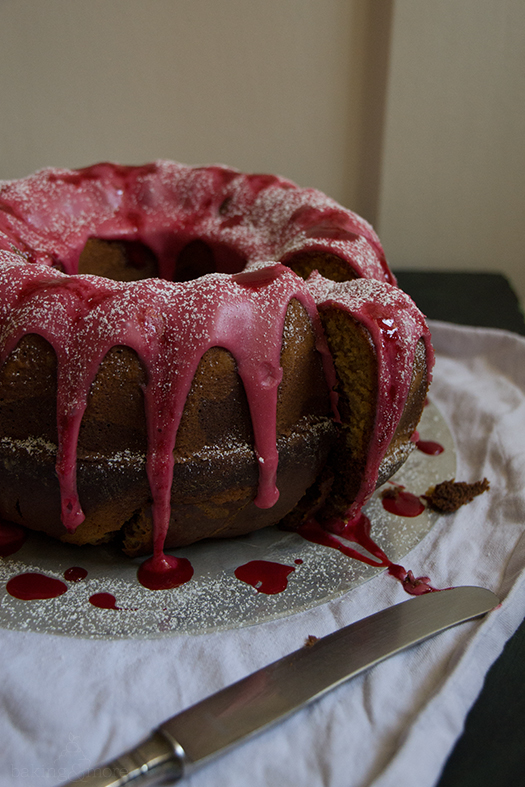 Marmorkuchen mit Bananen und fruchtiger Himbeerglasur {Maple Cake with Bananas and fruity Raspberry Glaze}