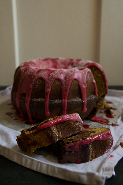 Marmorkuchen mit Bananen und fruchtiger Himbeerglasur {Maple Cake with Bananas and fruity Raspberry Glaze}