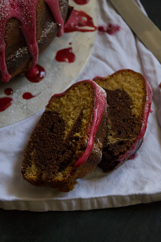 Marmorkuchen mit Bananen und fruchtiger Himbeerglasur {Maple Cake with Bananas and fruity Raspberry Glaze}