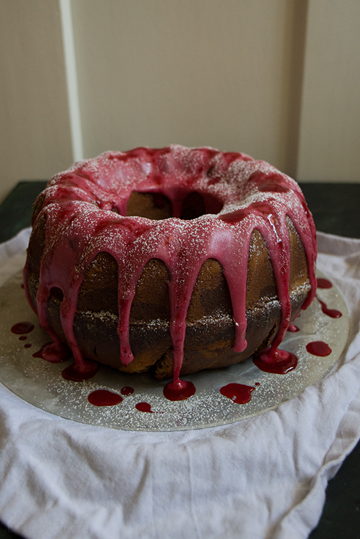 Marmorkuchen mit Bananen und fruchtiger Himbeerglasur {Maple Cake with Bananas and fruity Raspberry Glaze}